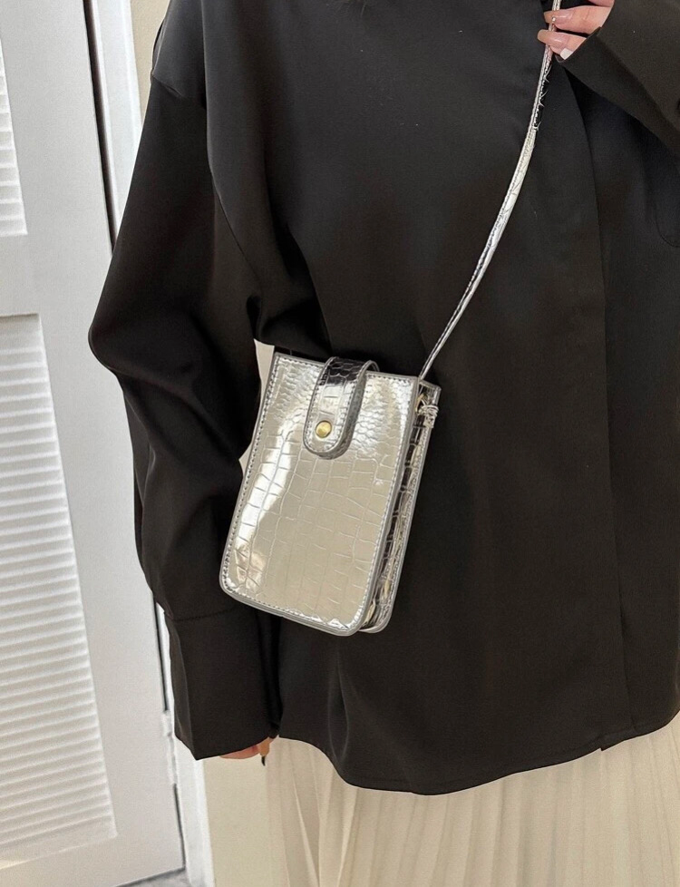 Bolso de un hombro plateado