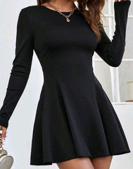 Vestido negro entallado