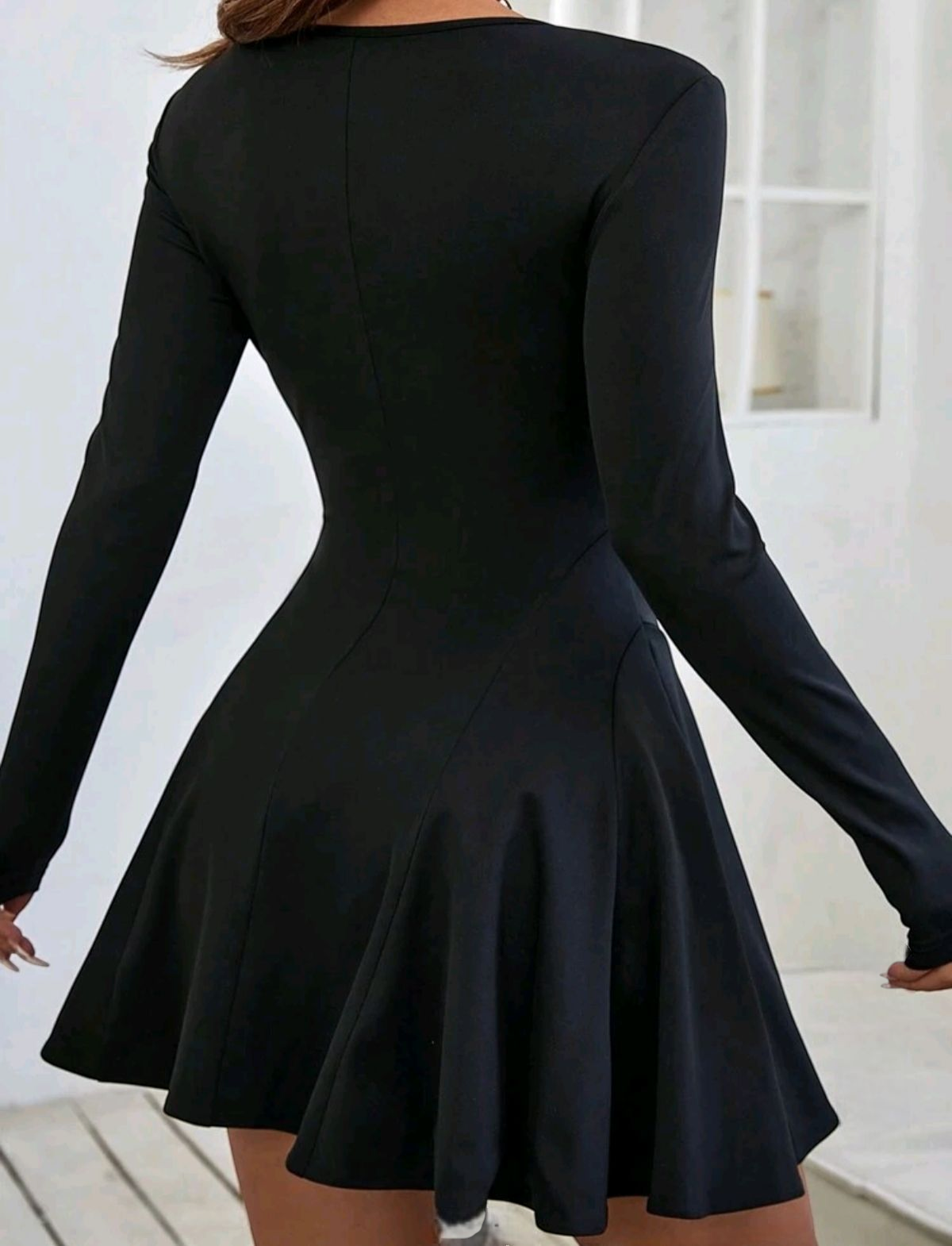 Vestido negro entallado